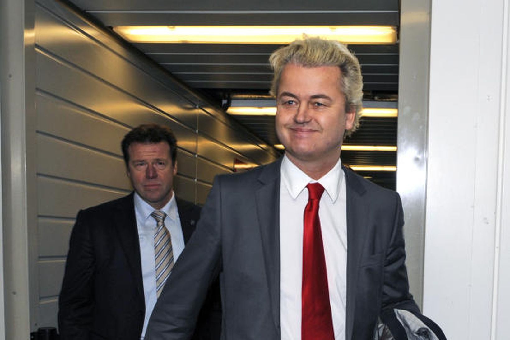 Geert Wilders (t.h.) á Heathrow-flugvelli í dag.