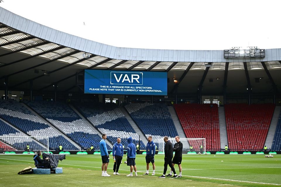 Hampden Park er glæsilegur leikvangur og eins og sjá má á skjánum er VAR-myndbandatæknin notuð …