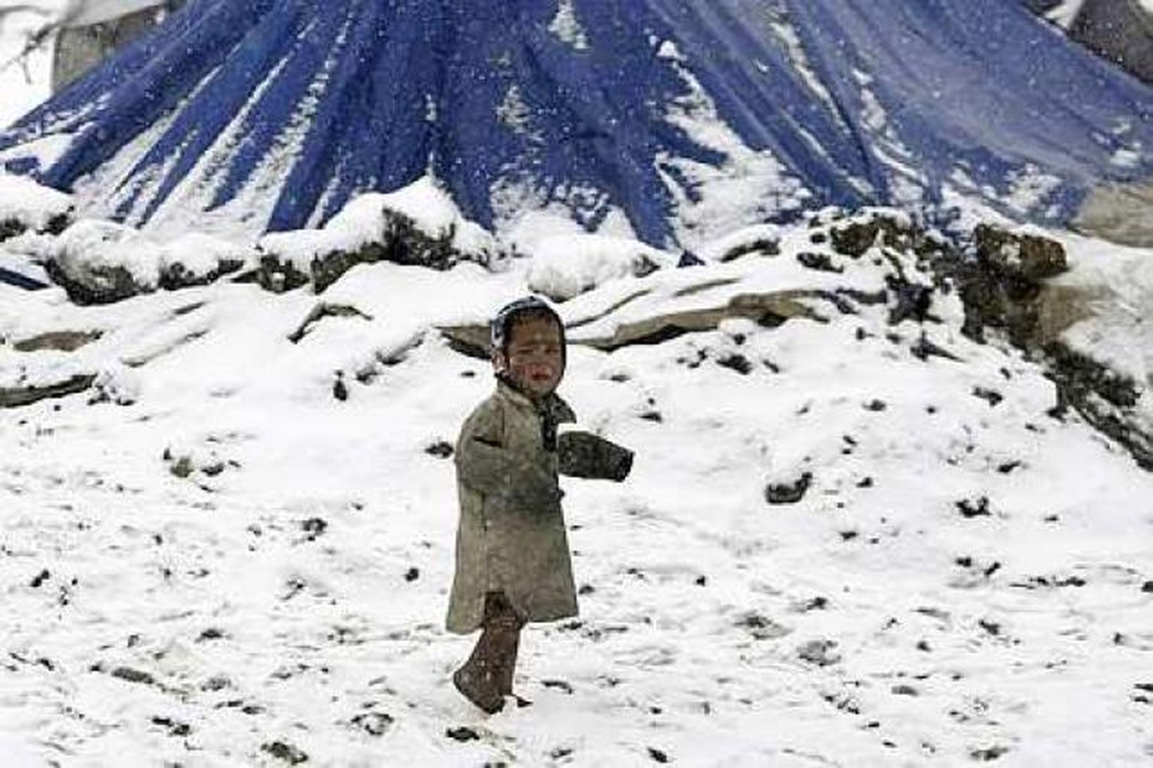 Barn í flóttamannabúðum við Kabúl í Afganistan.