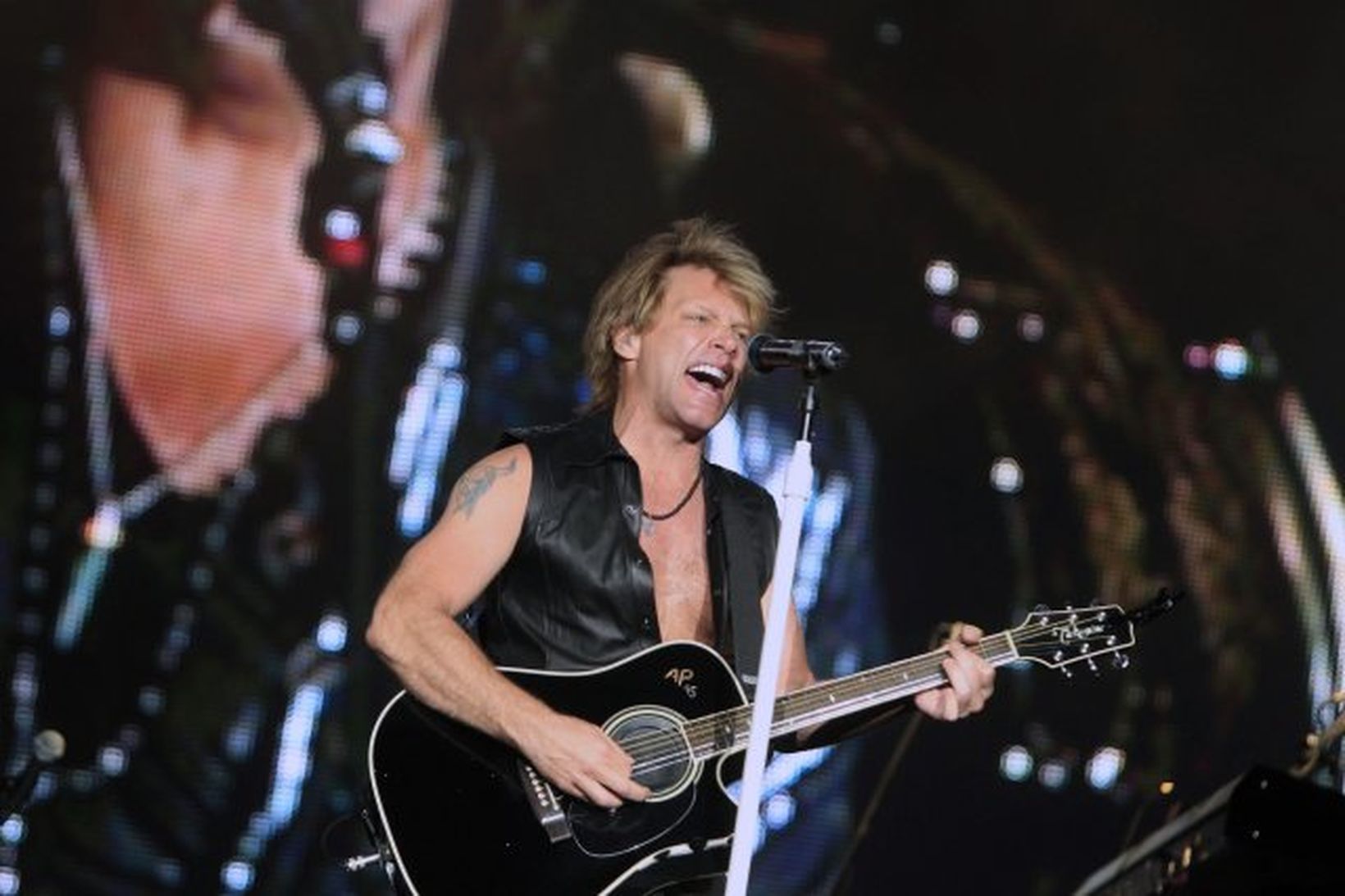 Jon Bon Jovi fer hér mikinn á tóleikum Bon Jovi …