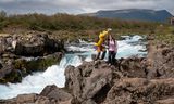 Ferðamenn taka sjálfu við Miðfoss í Brúará.
