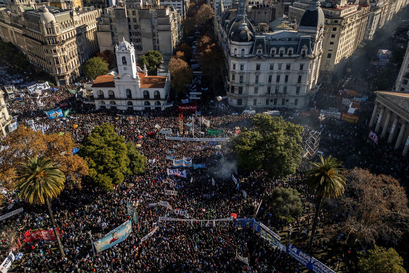 Fólk safnar saman í Buenos Aires til stuðnings Kirchner.