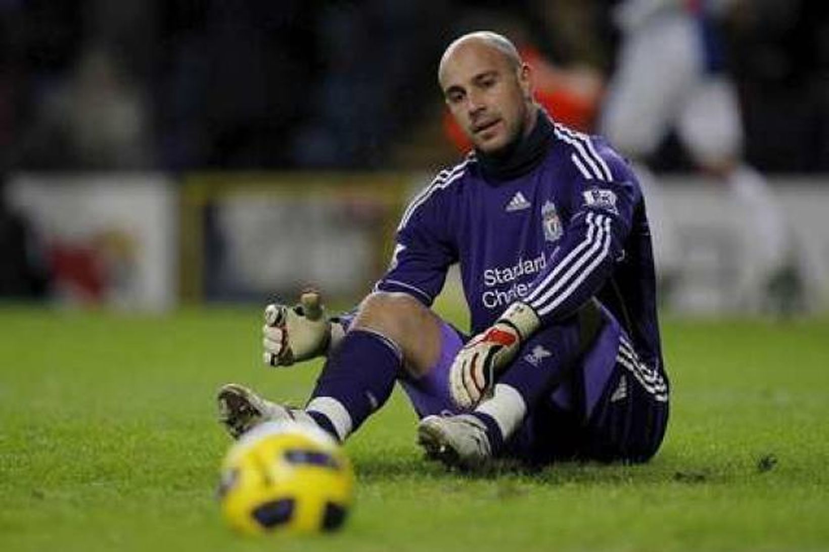 Pepe Reina horfir á boltann eftir annað mark Blackburn í …