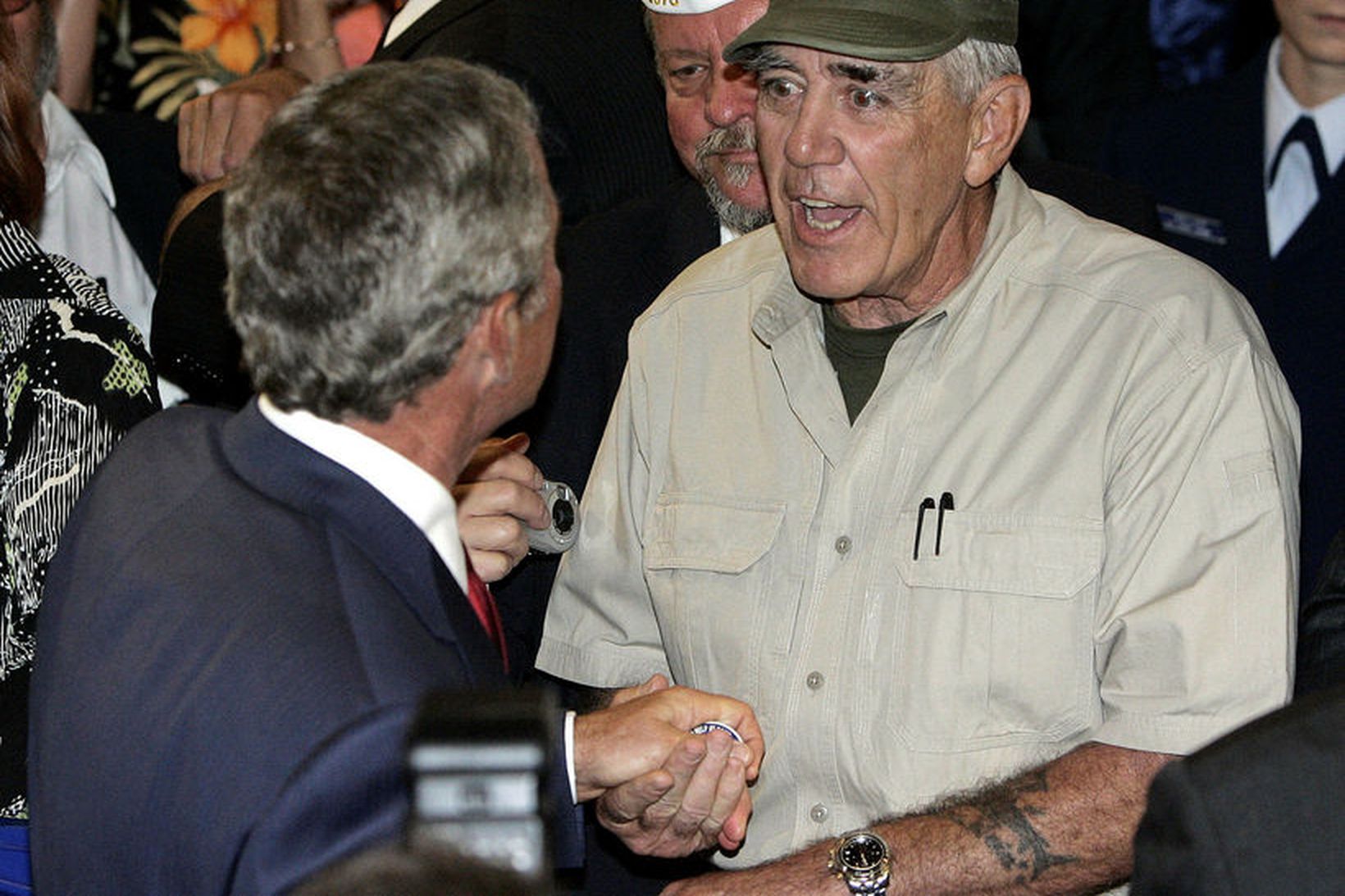 George W. Bush, fyrrverandi forseti Bandaríkjanna, heilsar R. Lee Ermey.