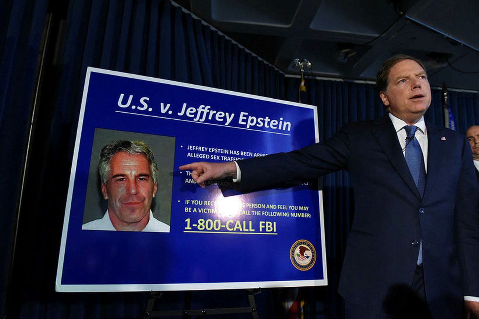 Saksóknari tilkynnir um ákæruna gegn Epstein fyrir mansal í síðasta …