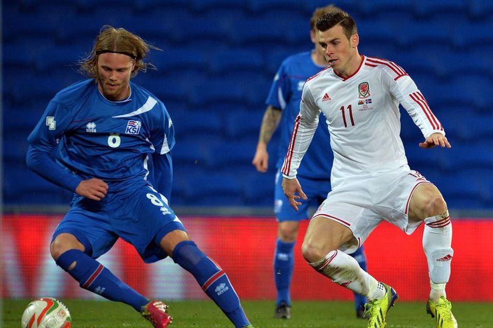 Birkir Bjarnason og Gareth Bale í baráttunni í Cardiff í kvöld.