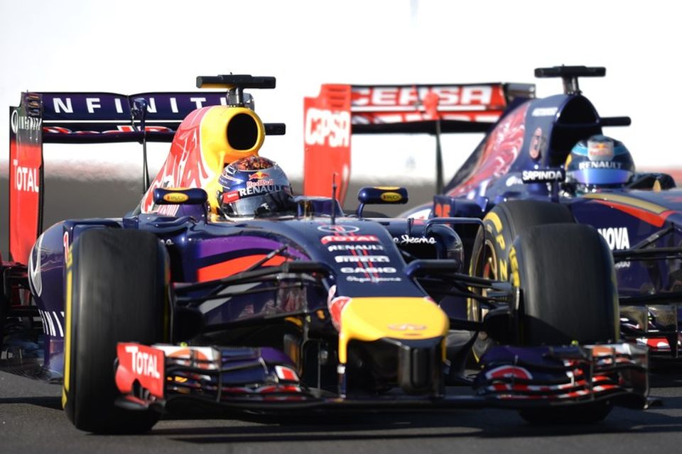 Sebastian Vettel (t.v.) á Red Bull og Jean-Eric Vergne á Toro Rosso glíma í Sjotsí …