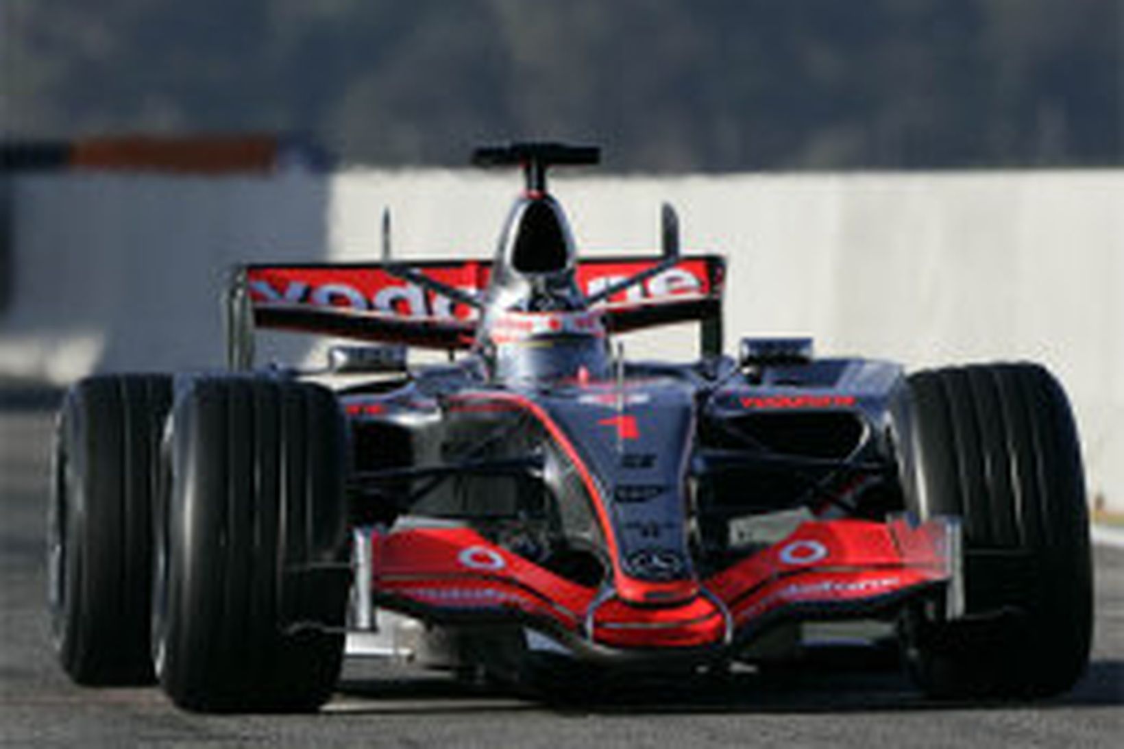Alonso á ferð á 2007-bíl McLaren.