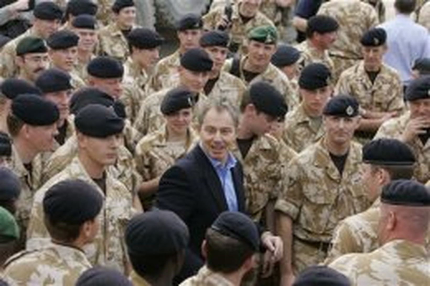 Tony Blair umkringdur breskum hermönnum í Basra í Írak fyrir …