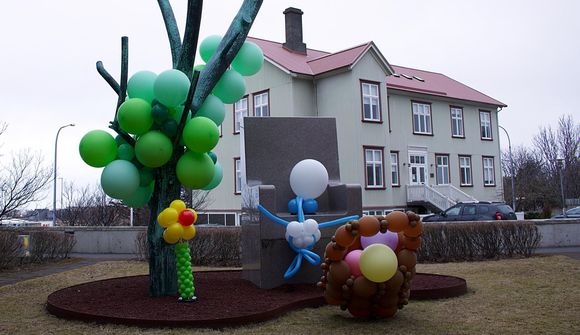 Gladdi börn á Barnaspítalanum með blöðrulistaverki