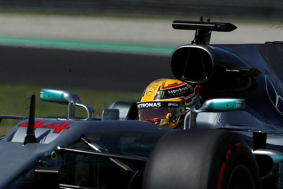 Lewis Hamilton á ferð á Mercedesbílnum í Hungaroring.