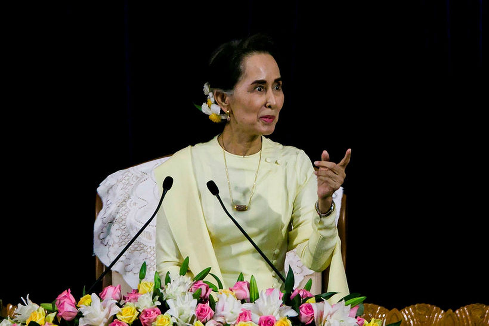 Aung San Suu Kyi, leiðtogi Búrma, hefði átt að segja …