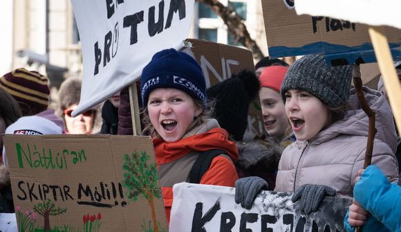 Ungt fólk stendur saman 