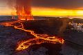 Eldgos Ljósmyndari blaðsins flaug með þyrlu Norðurflugs yfir gosstöðvarnar snemma í gærmorgun. Glóandi hraunið flæddi meðfram varnargörðunum kringum Svartsengi.