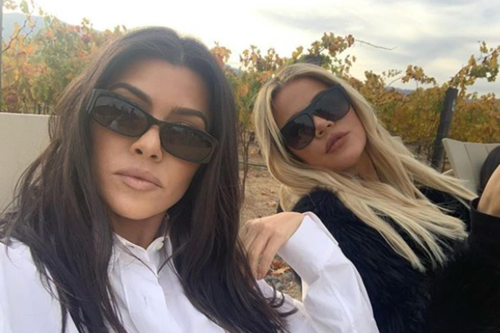 Kourtney og Khloé Kardashian eru ekki óléttar.