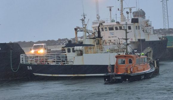 Var að slitna frá bryggju sökum hvassviðris