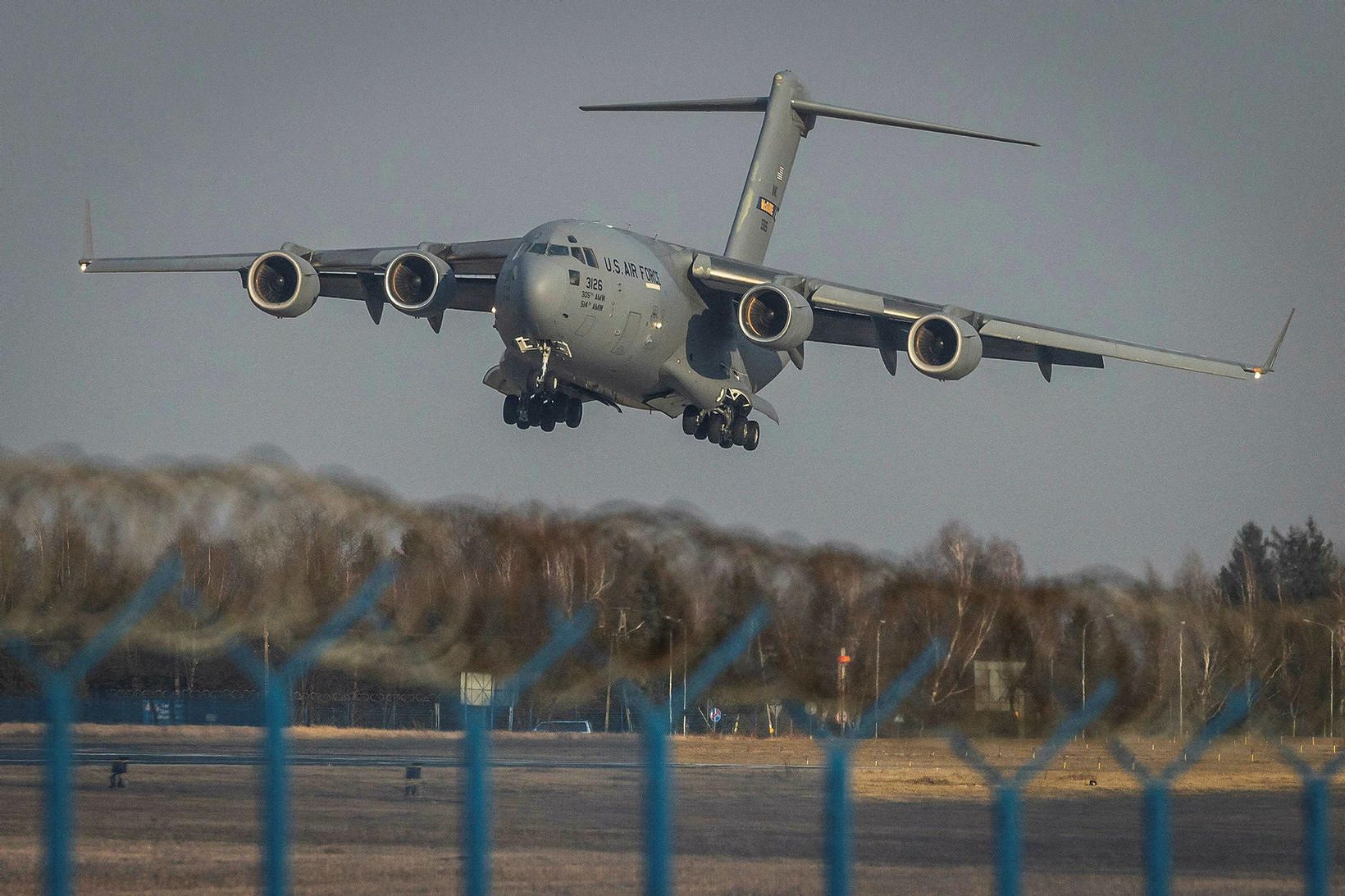 C-17 Globemaster-herflutningavél kemur inn til lendingar.