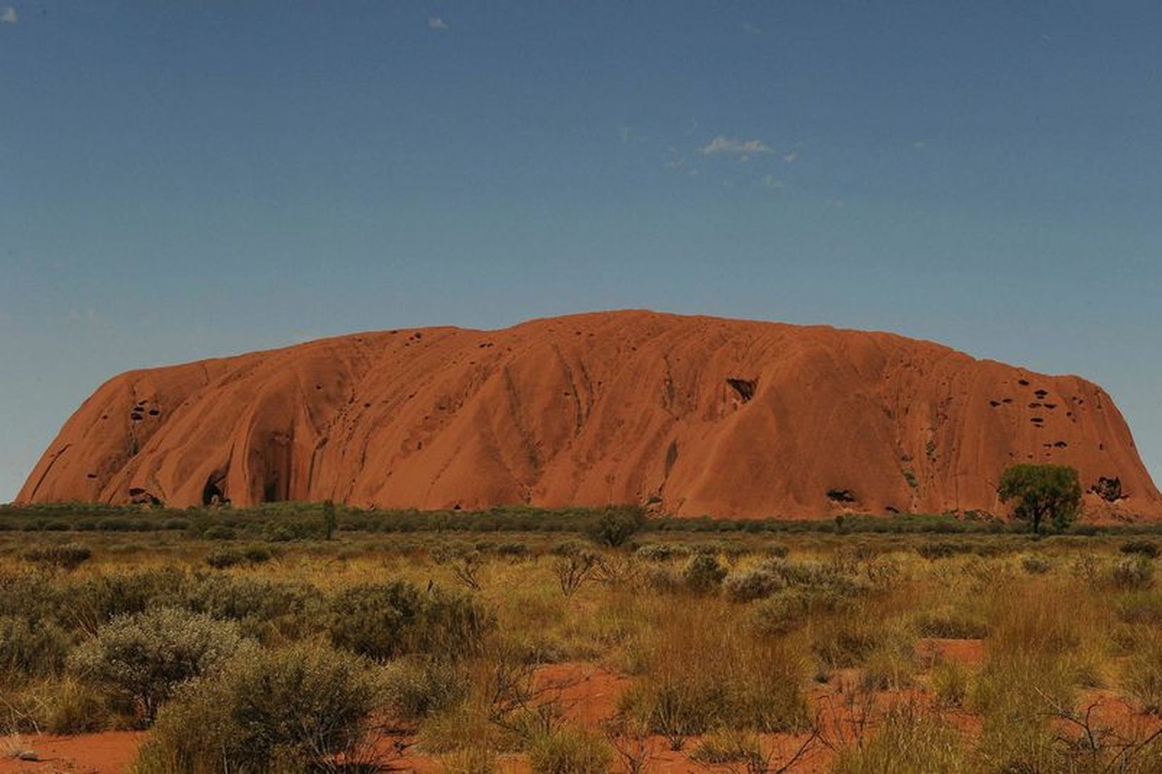 Kletturinn Uluru hefur táknrænt gildi í menningu frumbyggja Ástrala og …