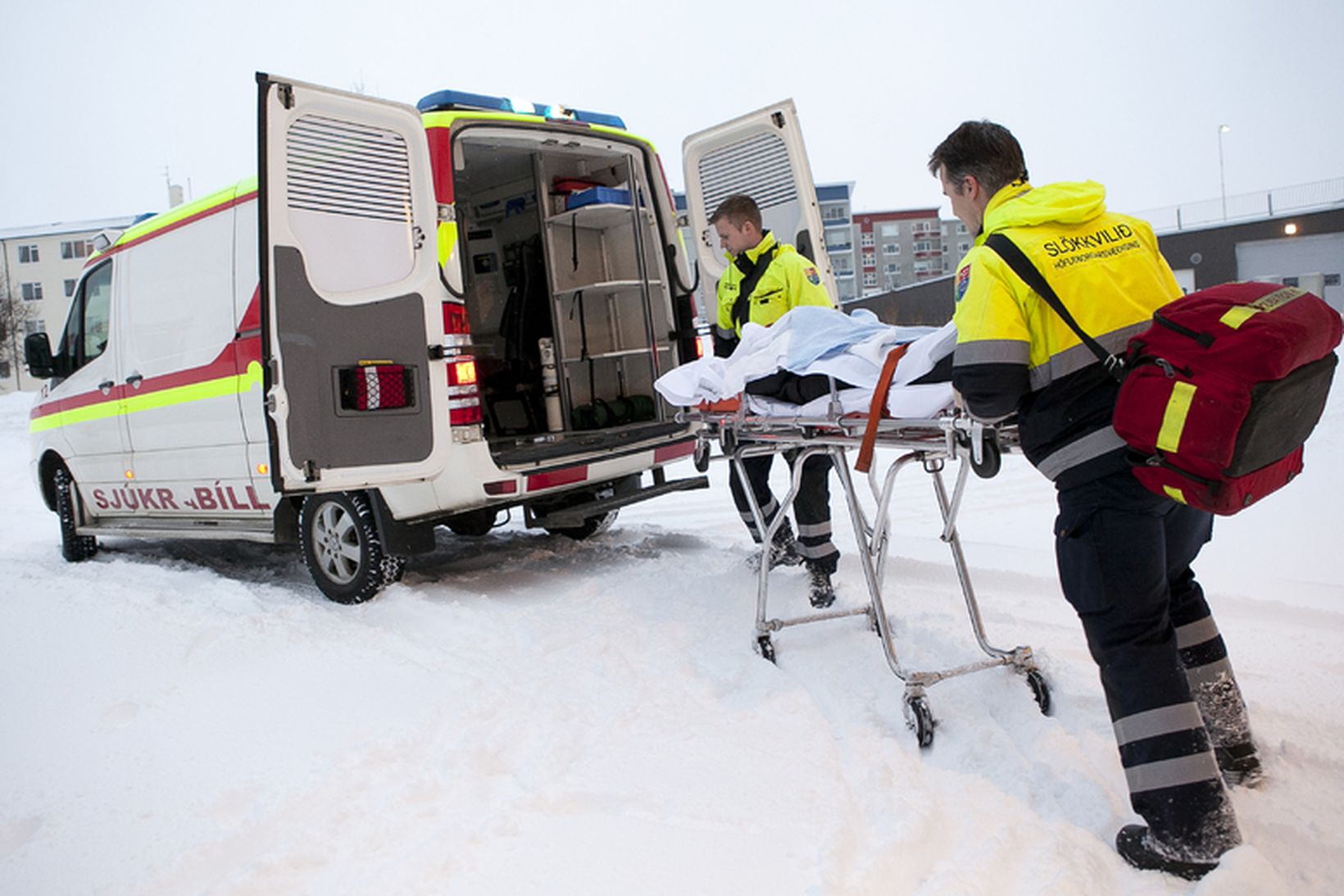 Sjúkraflutningamenn að störfum.