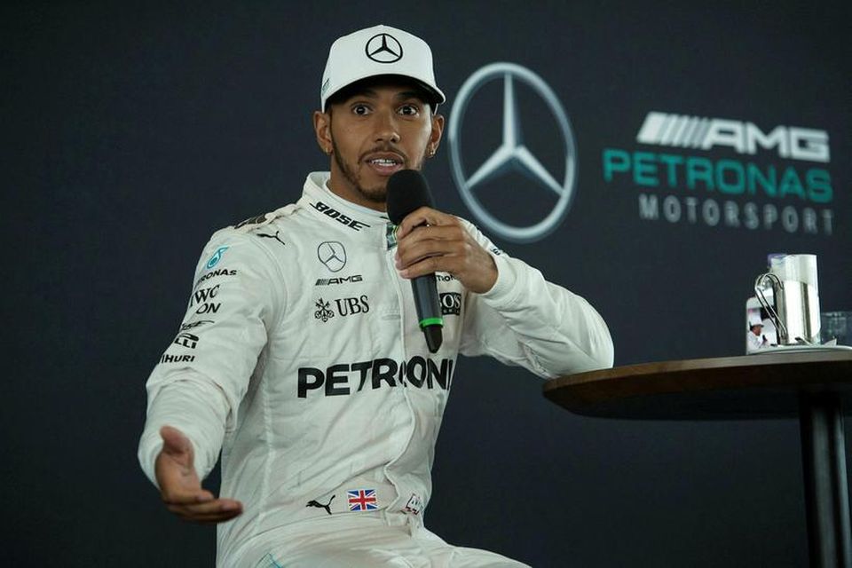Lewis Hamilton ræðir við blaðamenn á frumsýndingu 2017-bíls Mercedes.