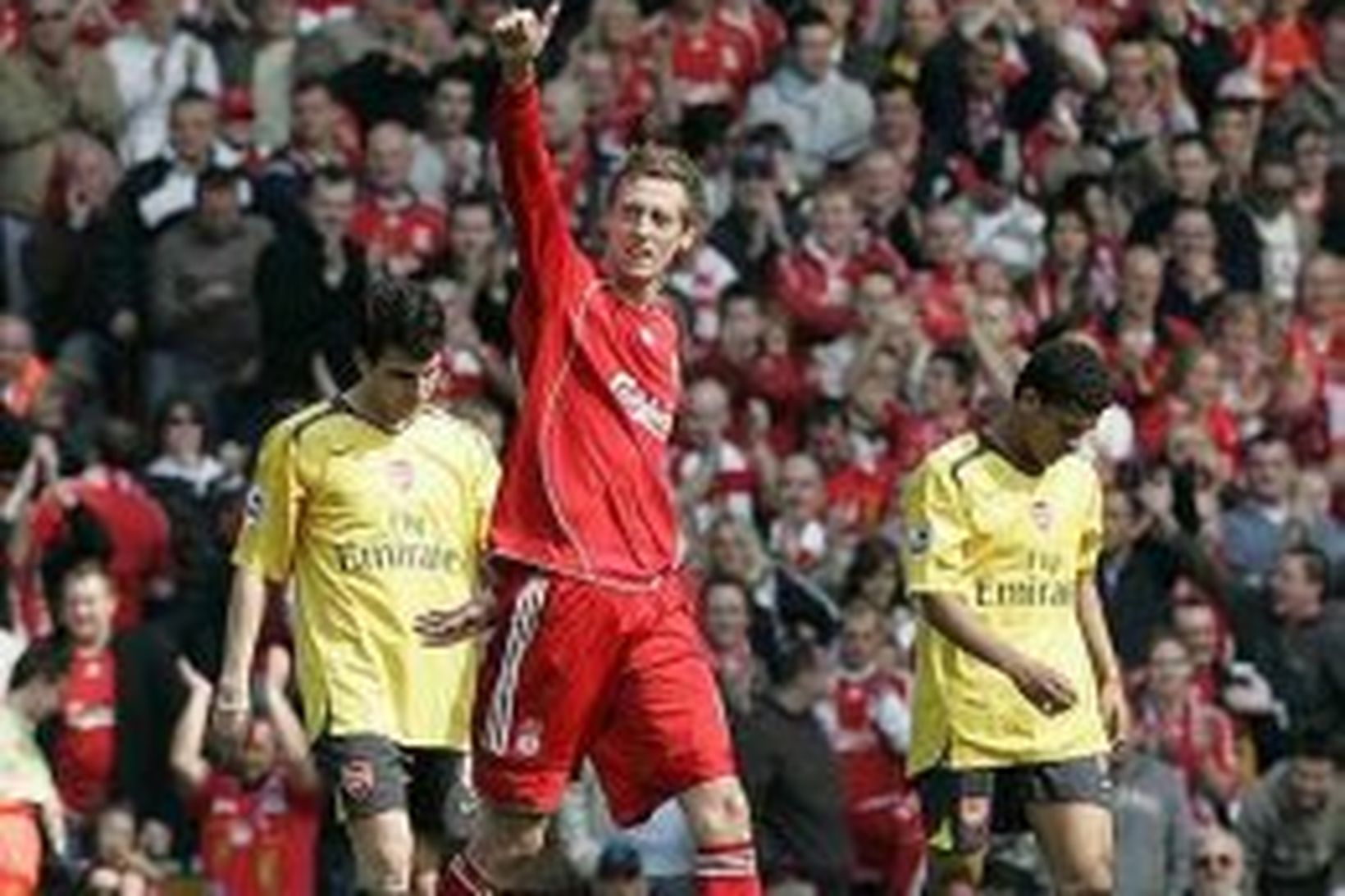 Peter Crouch fagnar einu af þremur mörkum sínum á Anfield …