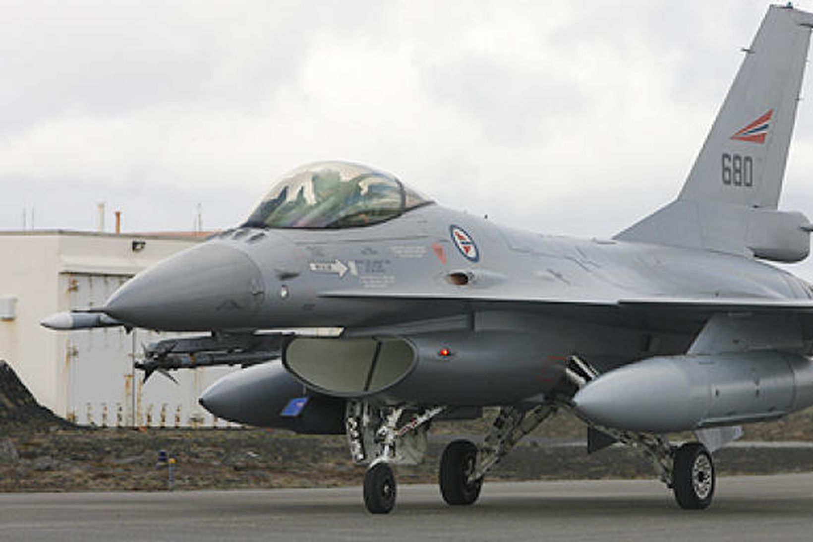 Ein norsku F-16 þotanna á Keflavíkurflugvelli