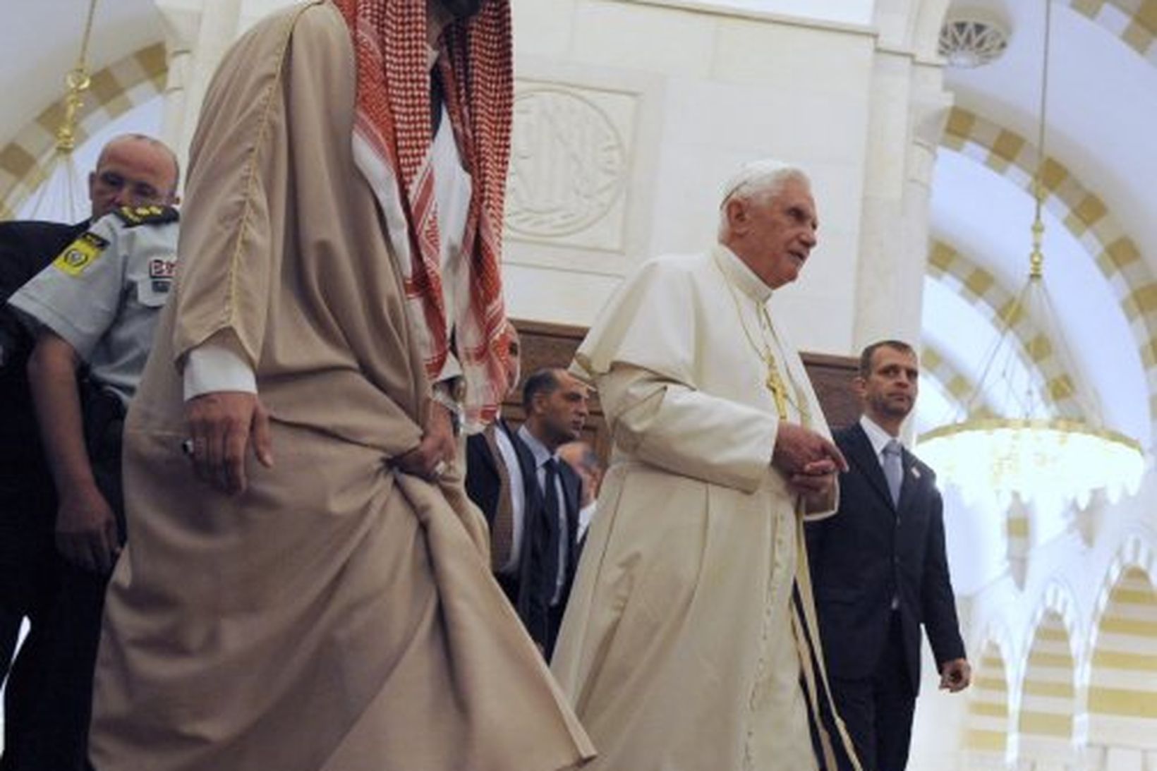 Benedikt XVI páfi gengur inn í moskuna í Amman í …