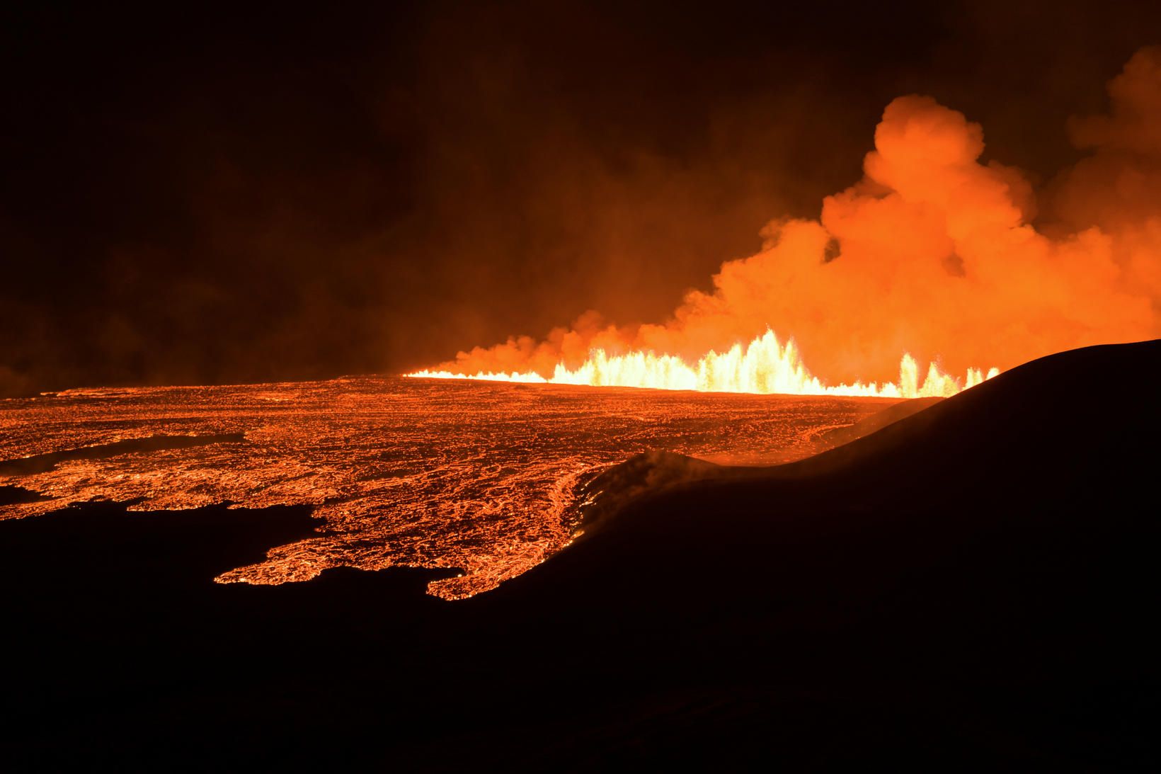 Eldgosið hófst á tíunda tímanum.