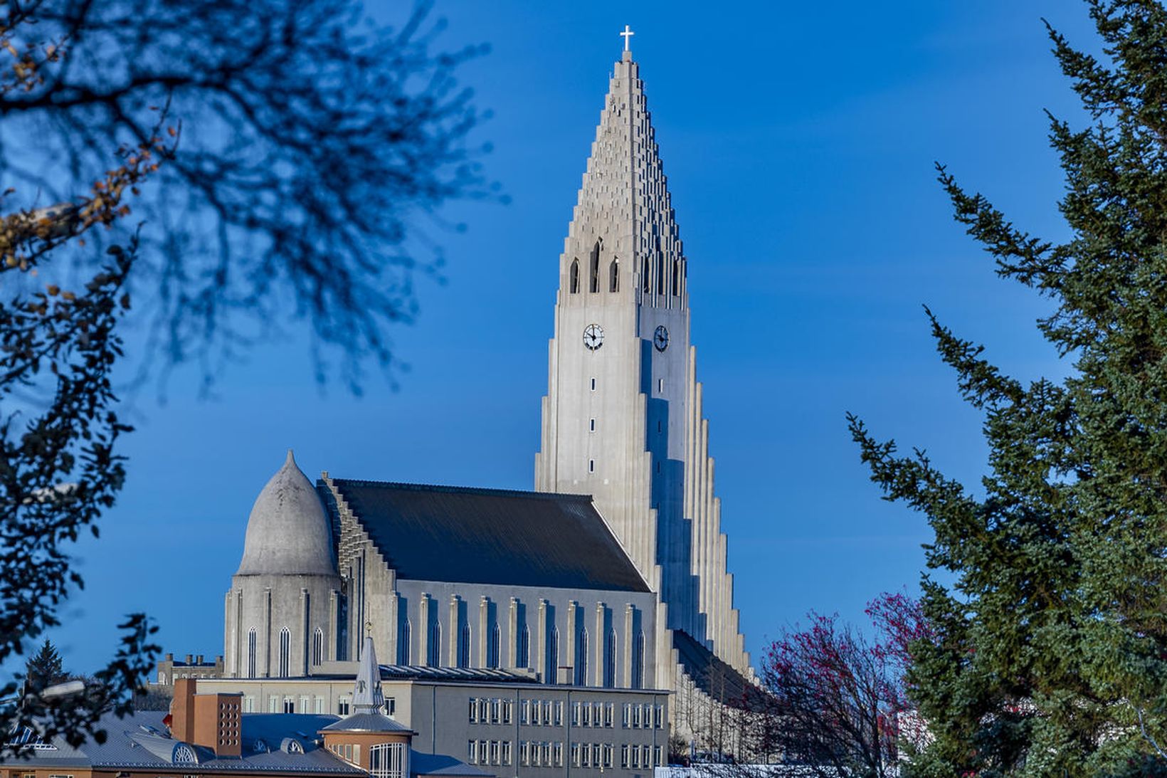 Eldur kviknaði í jeppling á bílaplaninu við Hallgrímskirkju.