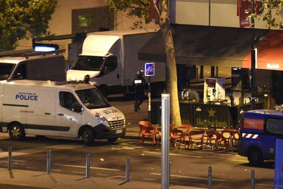 Óeirðarlögreglan skammt frá Stade de France leikvanginum.