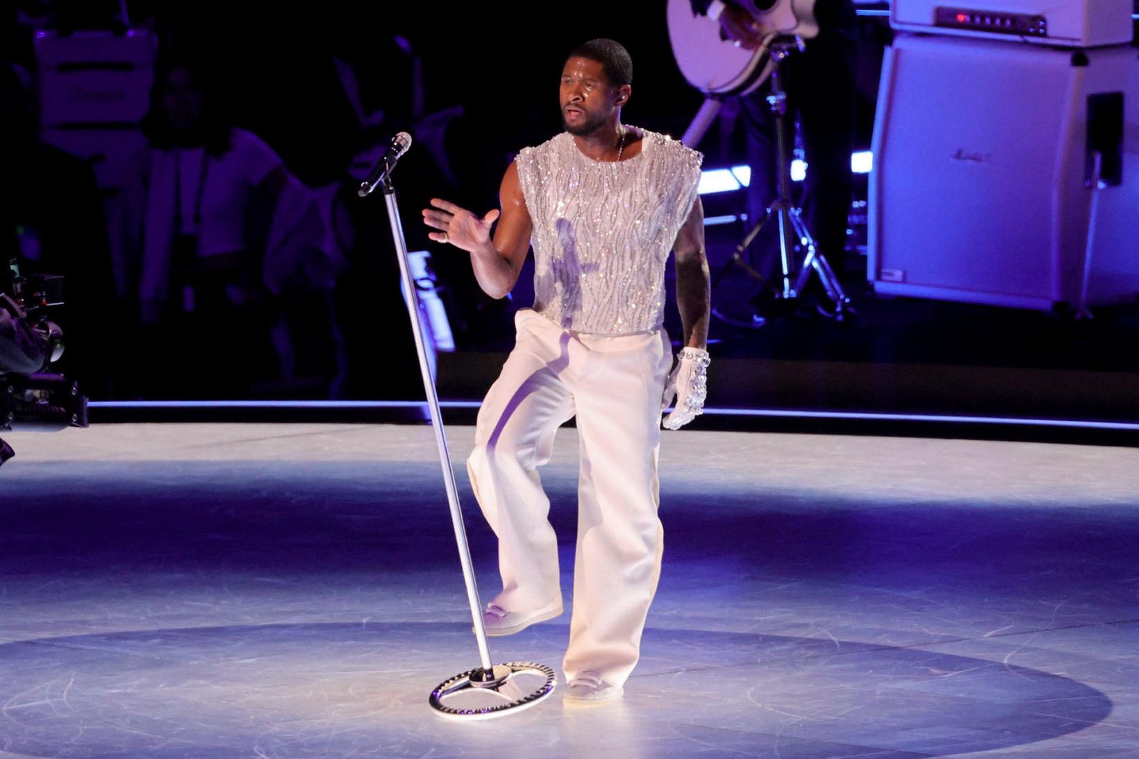 Usher á sviði Allegiant-leikvangsins.