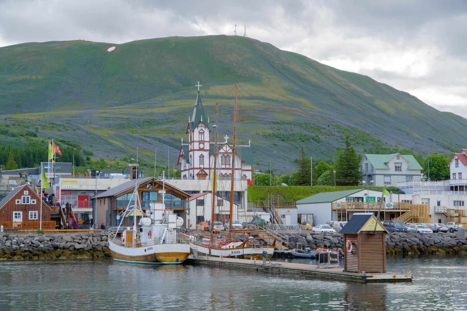Jarðskjálftahrinan er að færast nær Húsavík.