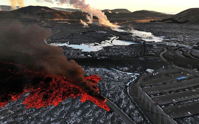 Hraunið er alveg við bílaplanið og líklega að renna yfir það fljótlega.