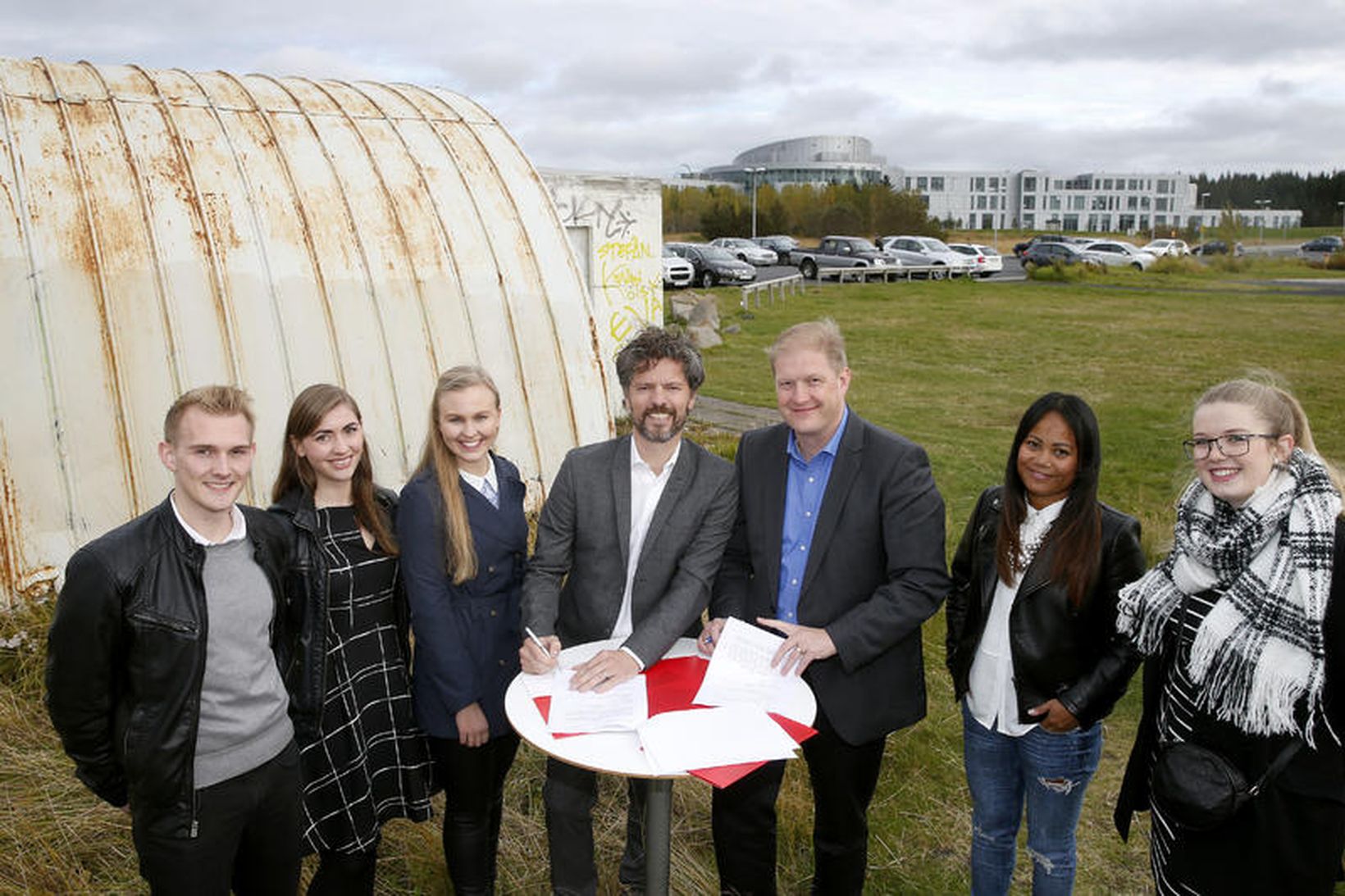 Borgarstjóri, háskólarektor og fleiri við undirskriftina í dag.