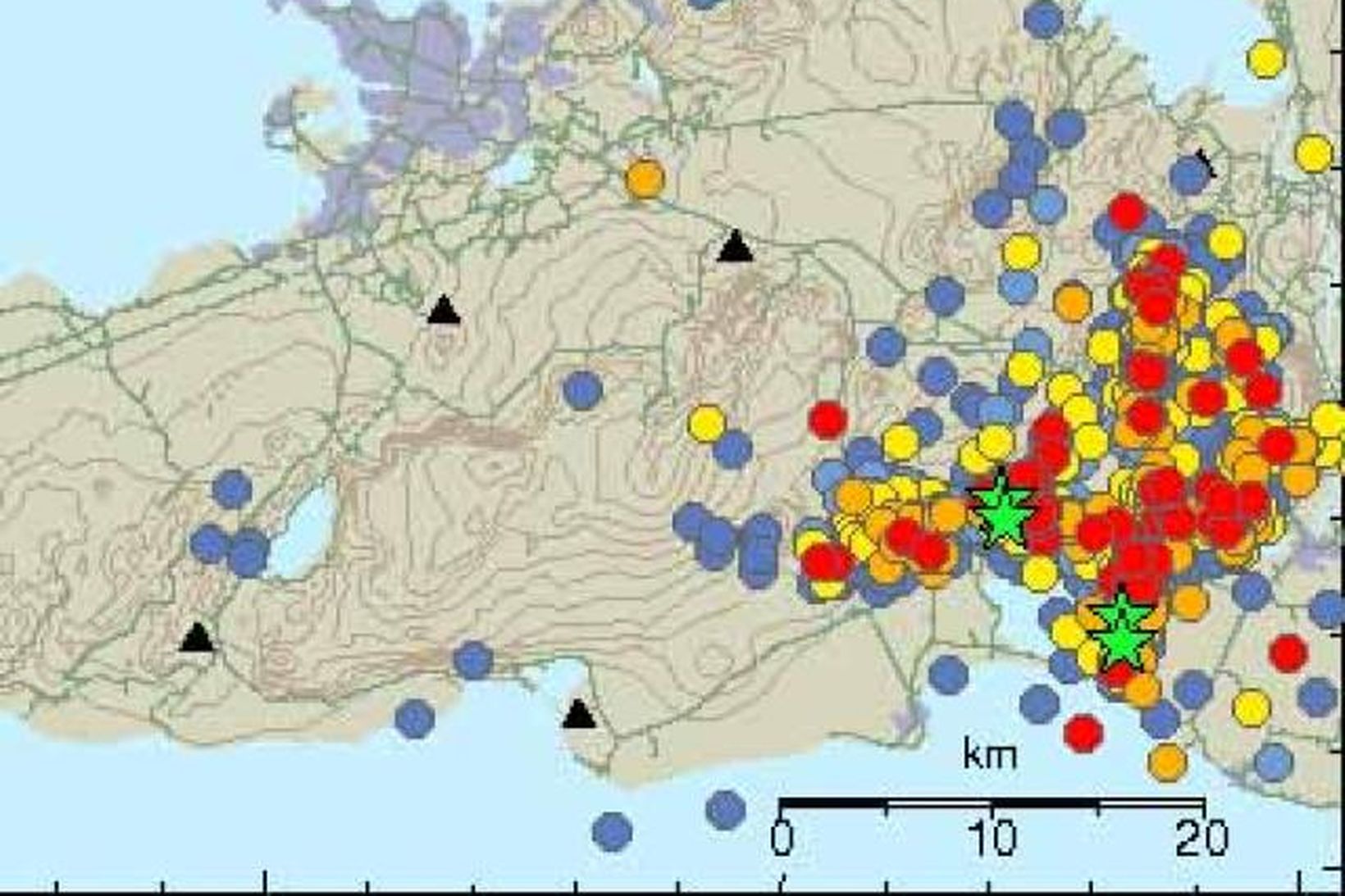 Grænu stjörnurnar vestast á skjálftasvæðinu sýna hvar skjálftinn varð nú …
