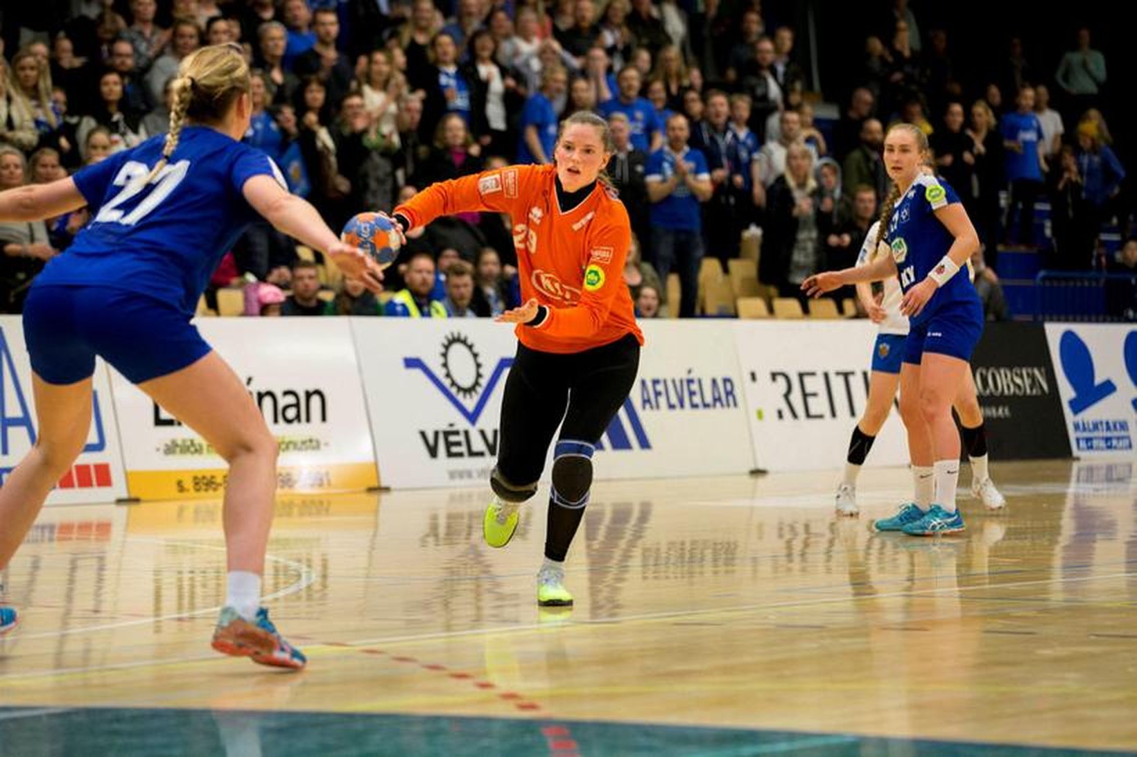 Guðrún Ósk Maríasdóttir, markvörður Fram, brá sér í sóknina með …