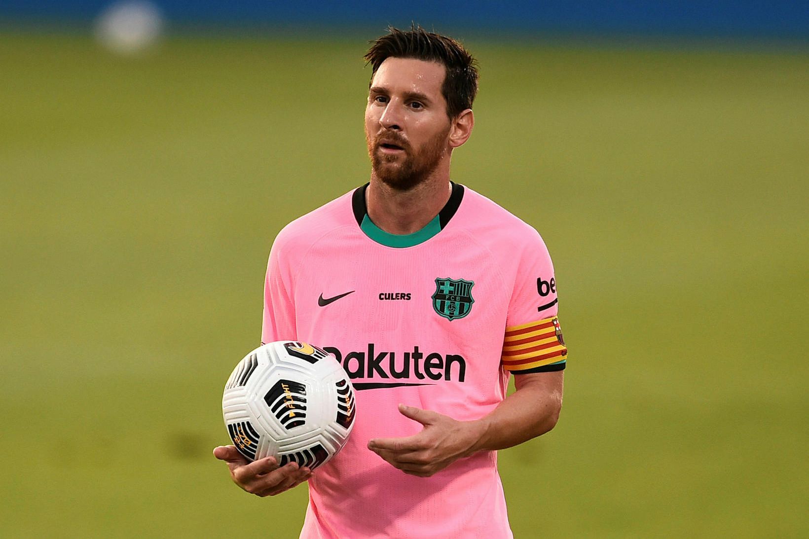 Argentínski knattspyrnumaðurinn Lionel Messi á eitt ár eftir af samningi …