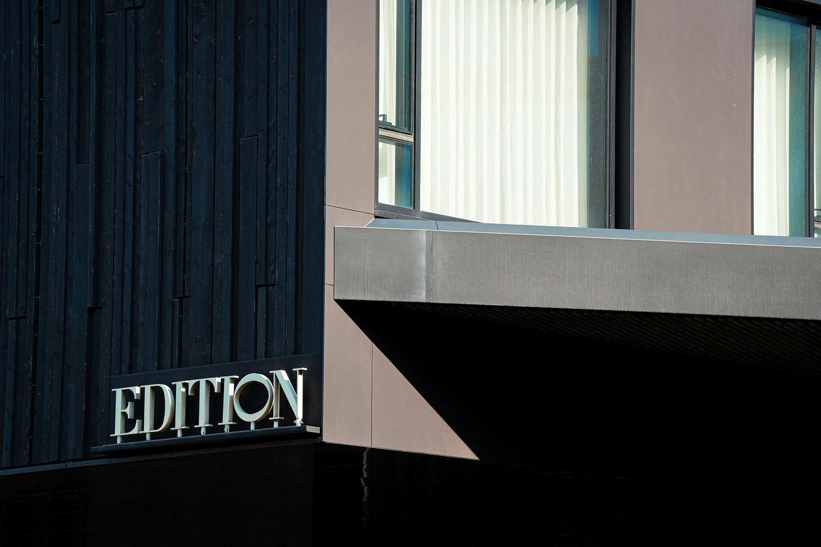 Tvennt fannst látið á hótelherbergi á Edition hotel. Grunur leikur …