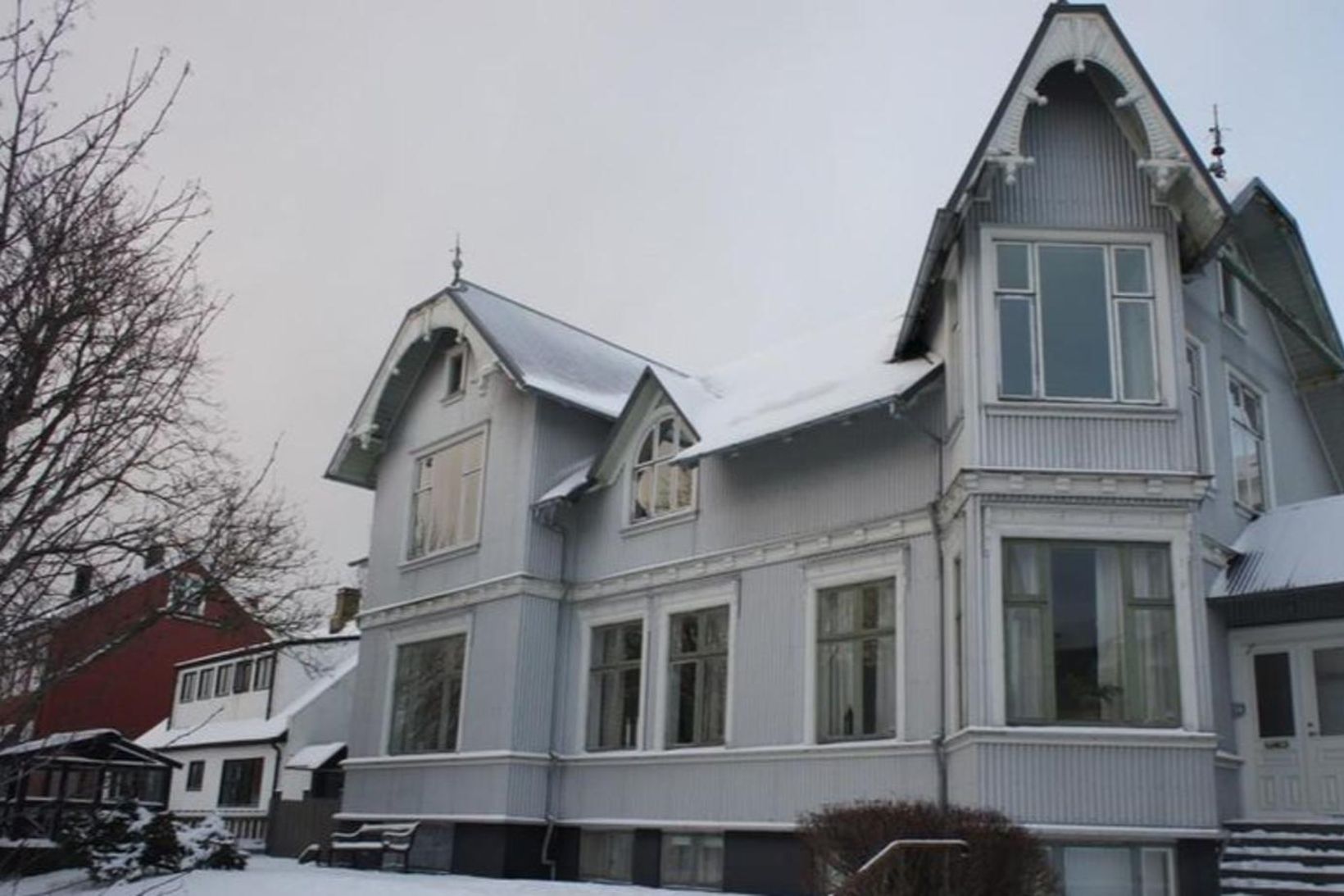 Suðurgata 4 er glæsilegt parhús sem byggt var 1906.