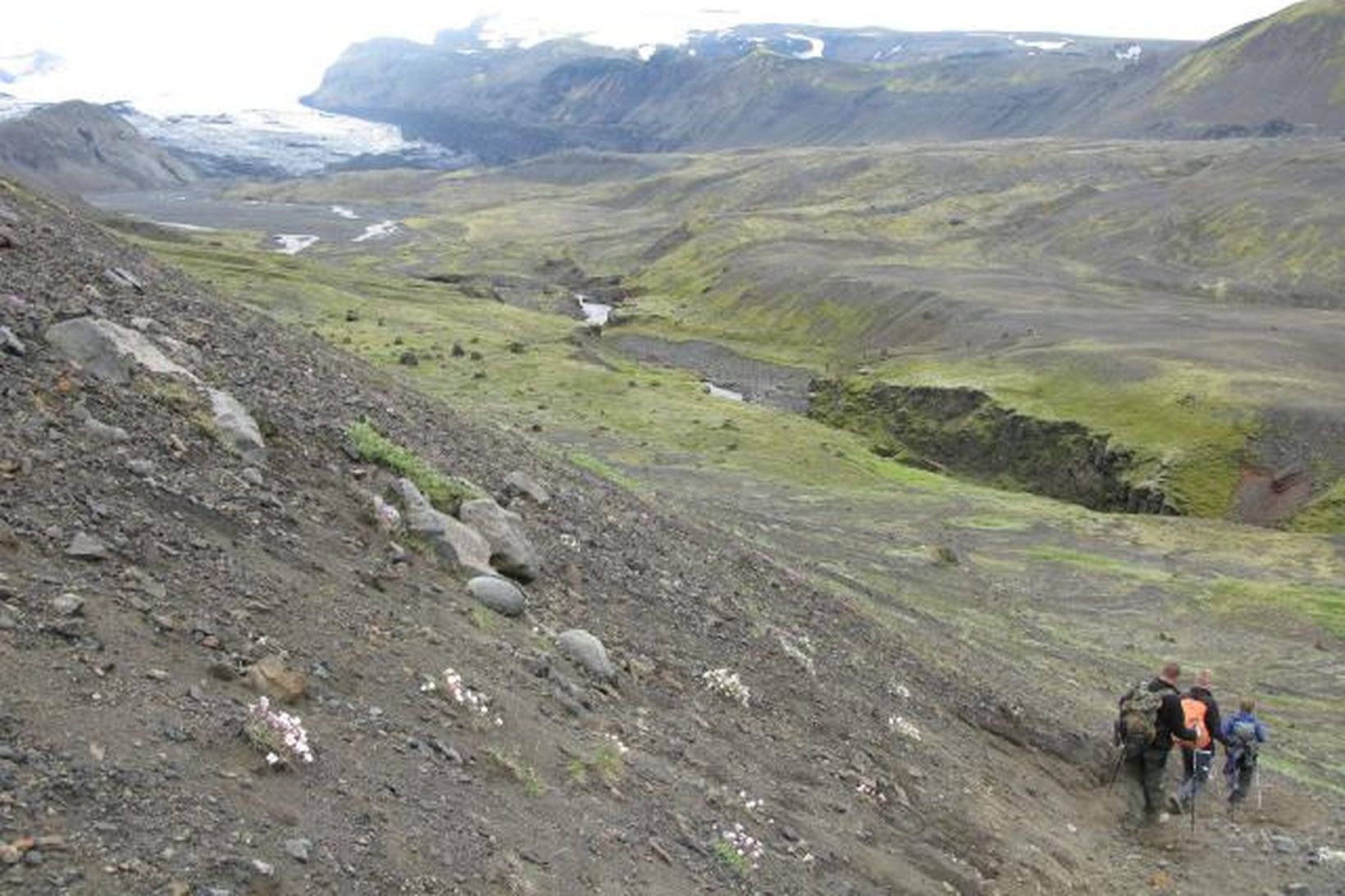 Gengið niður að Fremri-Emstruá, horft inn að Entujökli í Mýrdalsjökli.