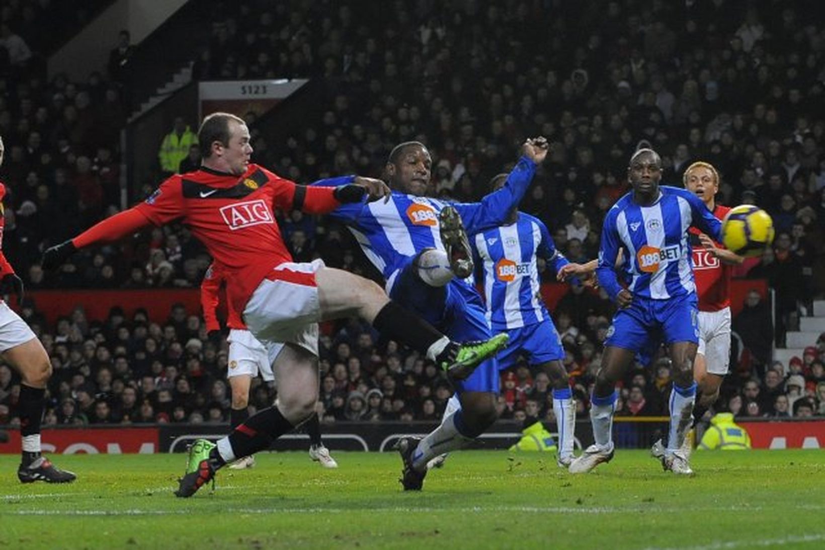 Wayne Rooney skorar fyrsta mark Manchester United gegn Wigan.