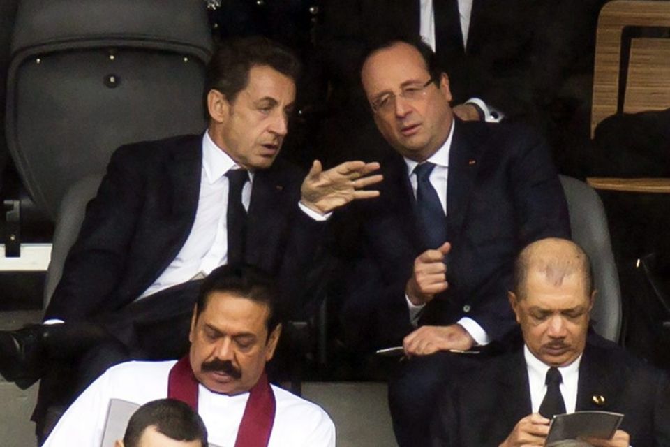 Fyrrverandi forseti Frakklands, Nicolas Sarkozy ræðir við núverandi forseta landsins, Francois Hollande.