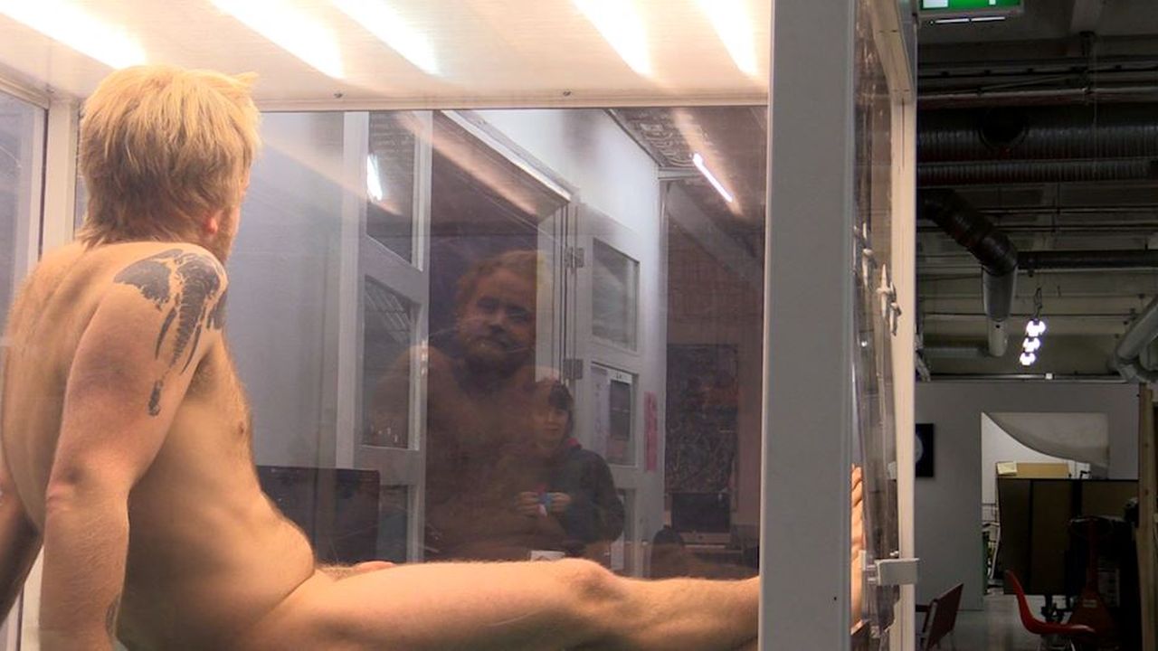голый бокс Art student to spend one week naked inside a box - Iceland Monitor