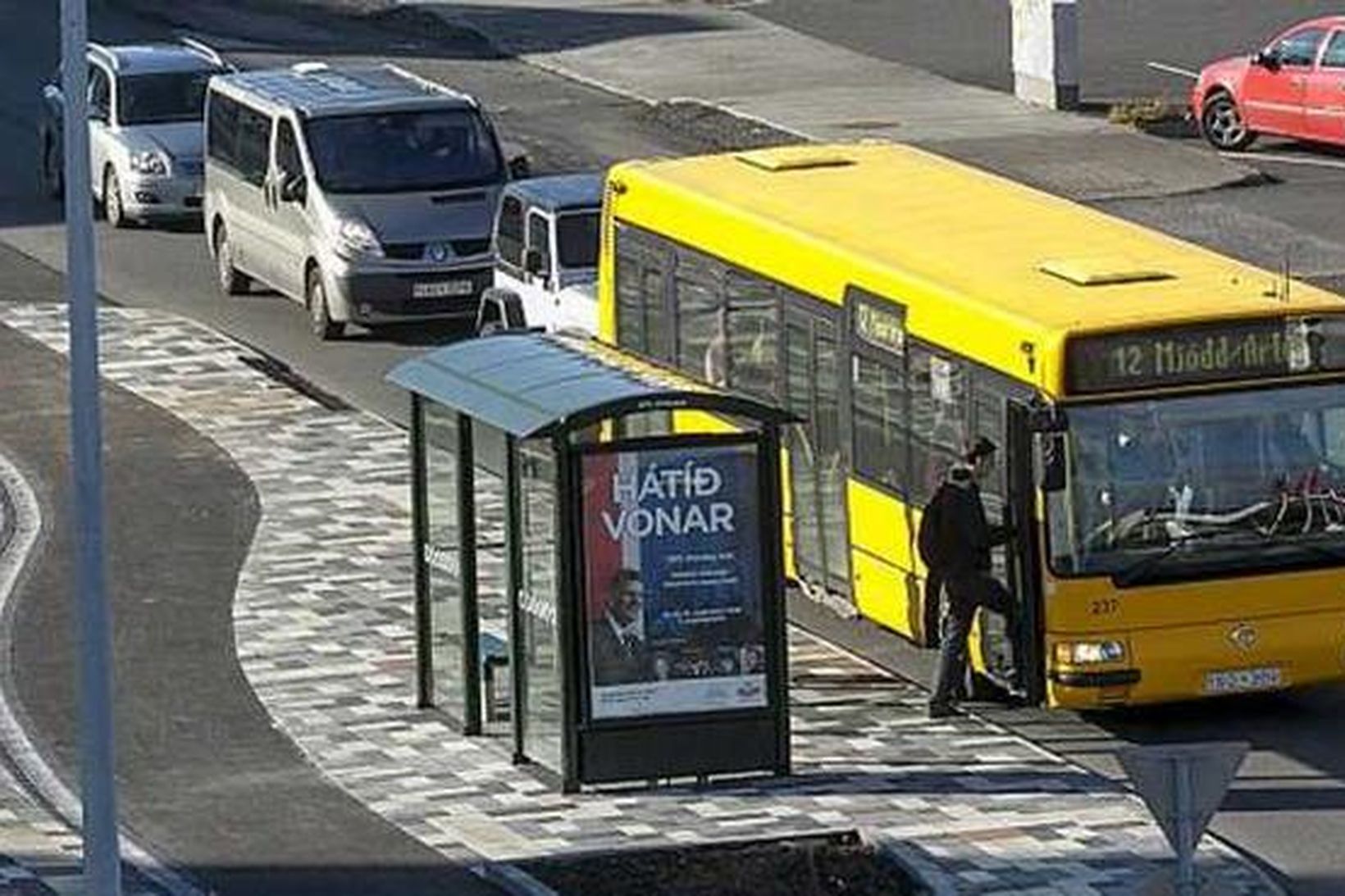 Strætisvagnar sem hleypa þurfa farþegum inn eða út úr vagninum …