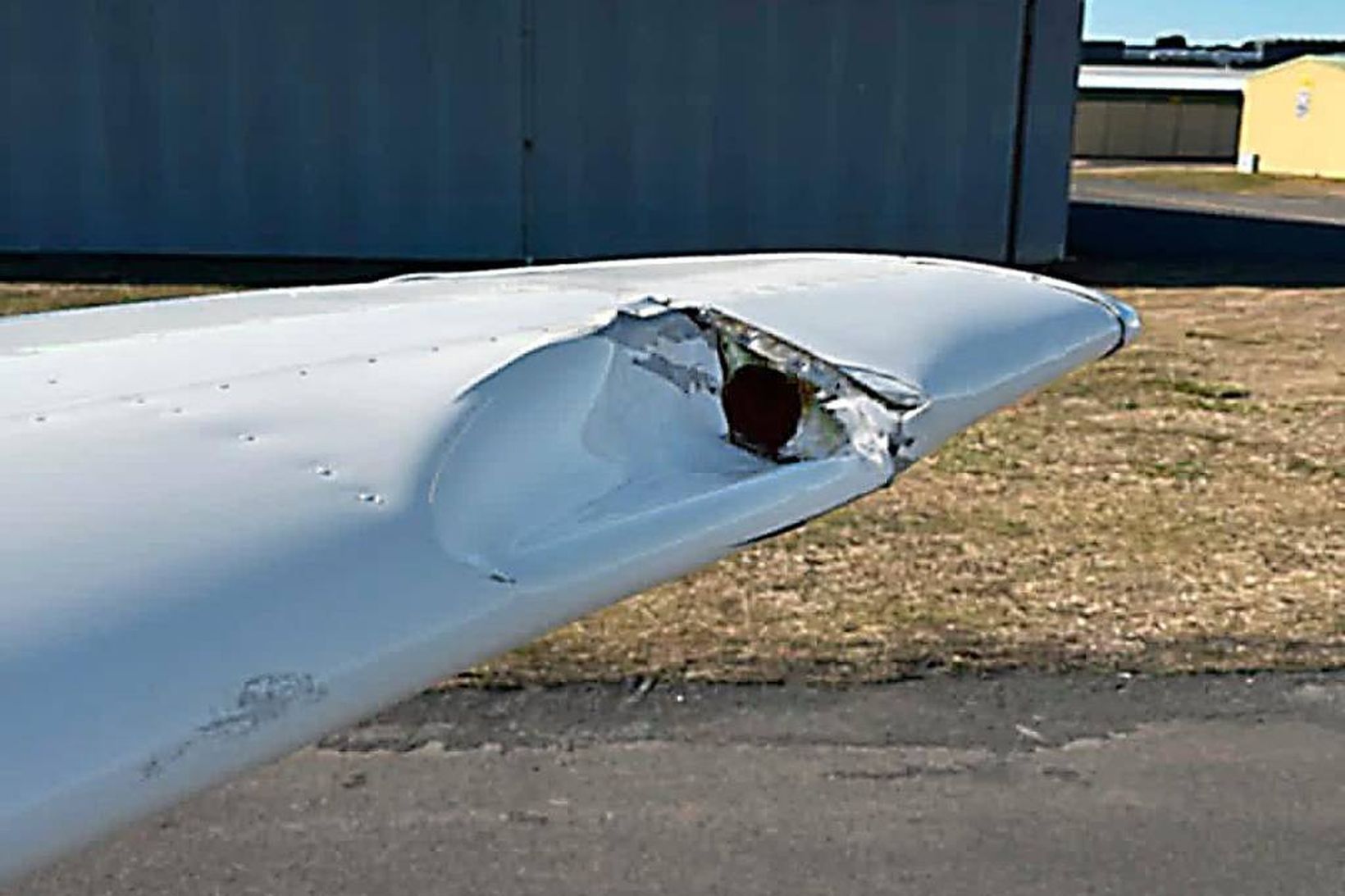 Flugvélin er háþekja af gerðinni Cessna 152.