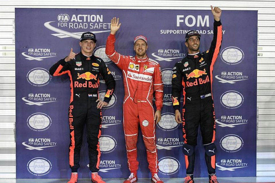 Sebastian Vettel fagnar eftir tímatökuna í Singapúr ásamt Max Verstappen (t.v.) og Daniel Ricciardo.