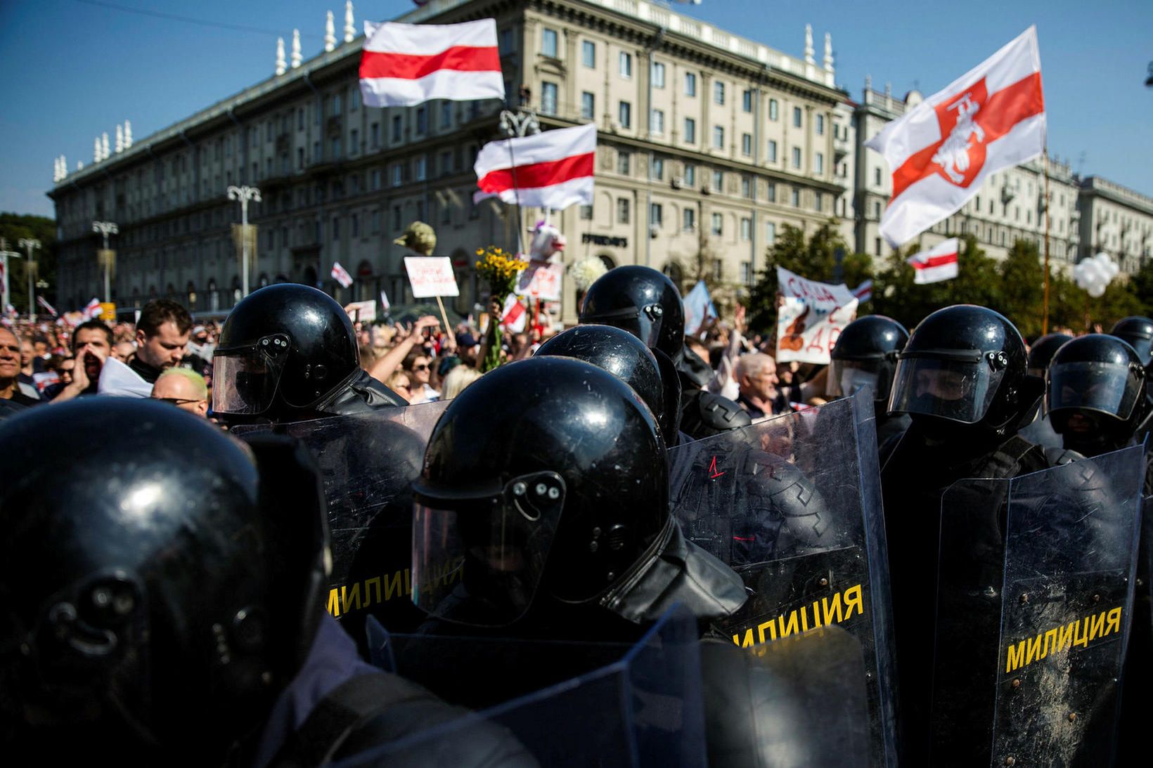 Sérsveitarmenn þrengdu að mótmælendum í Minsk í dag.