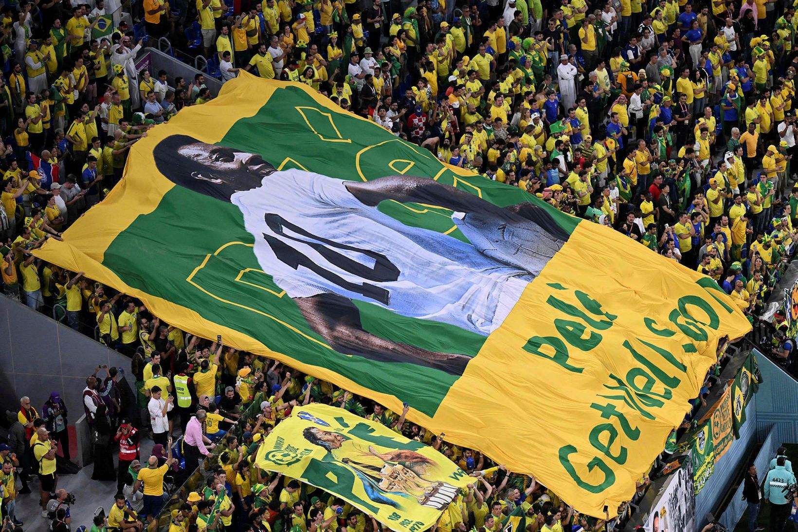 Pelé er afar vinsæll í heimalandinu og stuðningsmenn Brasilíu á …