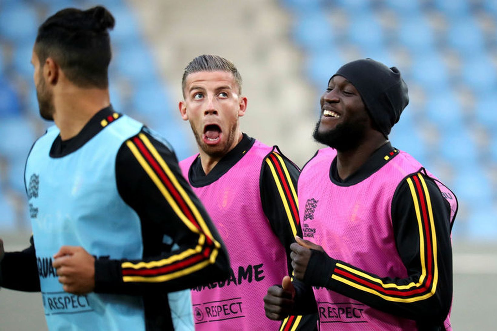 Toby Alderweireld og Romelu Lukaku léttir í bragði á æfingu …