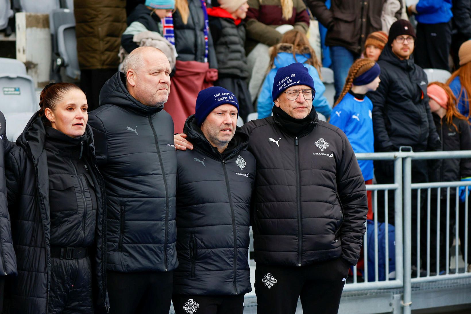 Þorsteinn Halldórsson ásamt aðstoðarmönnum sínum á hliðarlínunni í gær.